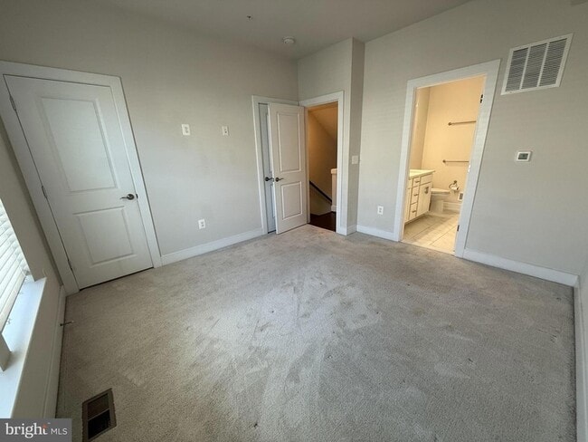 Building Photo - 115 Dickenson Dr