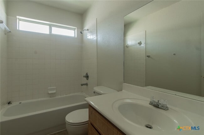 Building Photo - 102 E Robin Ln