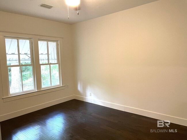 Building Photo - 216 W Rose Ave