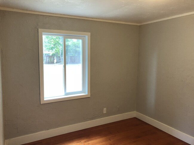 Building Photo - Freshly remodeled 3 bedroom 1 bathroom house!