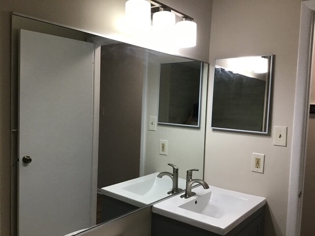 Building Photo - 304 Trinity Ct