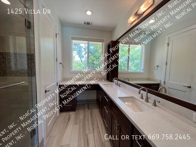 Building Photo - 1425 Villa Dr