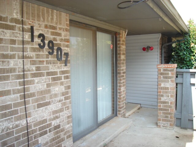 Building Photo - 13907 Fairhill Ave