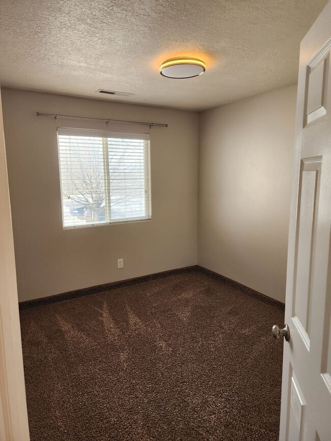 Building Photo - Charming Townhome