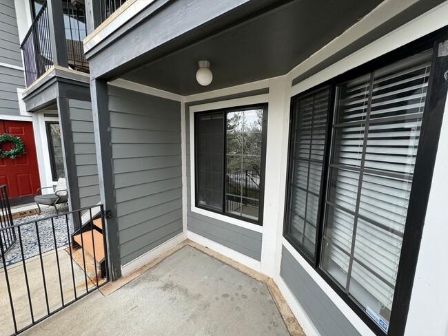 Building Photo - Sophisticated 2 Bed 2 Bath Condo with Loft...