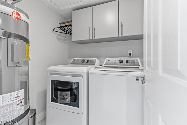Building Photo - 3327 Seminole Cir