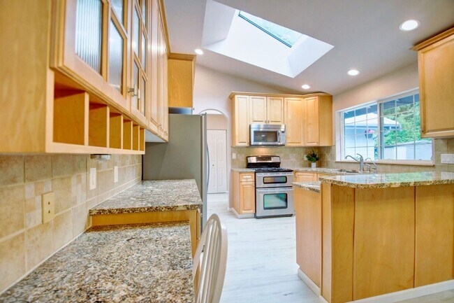 Building Photo - Lovely Clinton Home with Great Light and Pet Friendly!