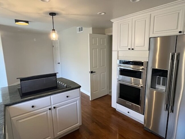 Building Photo - Luxurious Townhouse Located in the exclusi...