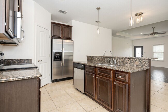 Building Photo - Charming Home Move-in Ready!