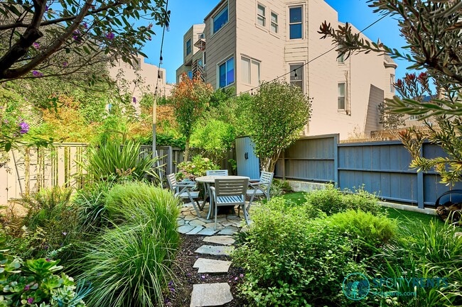 Building Photo - Presidio Heights: Remodeled Flat w/ Privat...