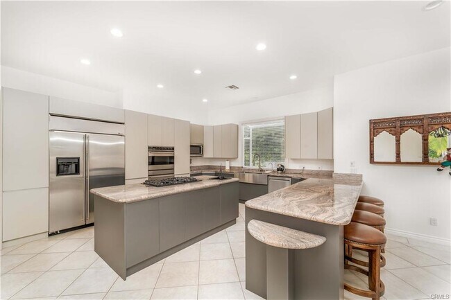 Building Photo - 5206 Topeka Dr