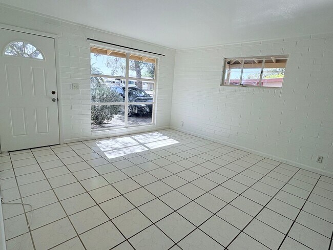 Building Photo - 3 Bed/2 Bath home with backyard and swimming pool!