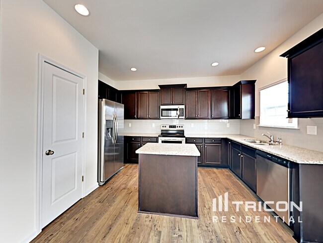 Building Photo - 156 King William Dr