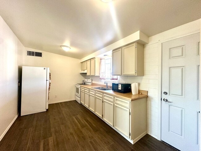 Building Photo - 2 Bedroom Renovate House! Large Yard and C...