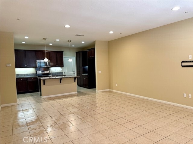 Building Photo - 467 Raya Ln