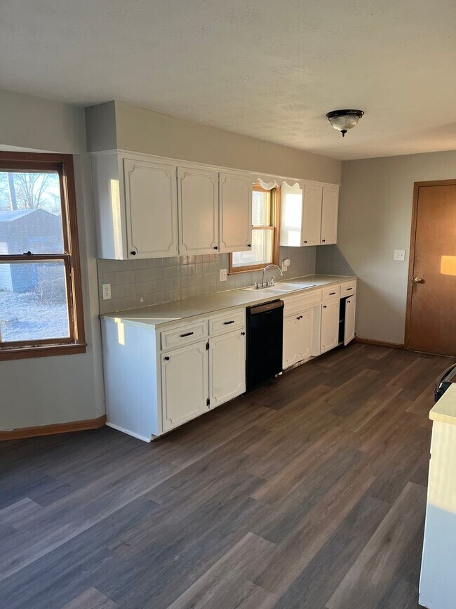 Building Photo - Charming 3 bed/ 2 bath located in nice nei...