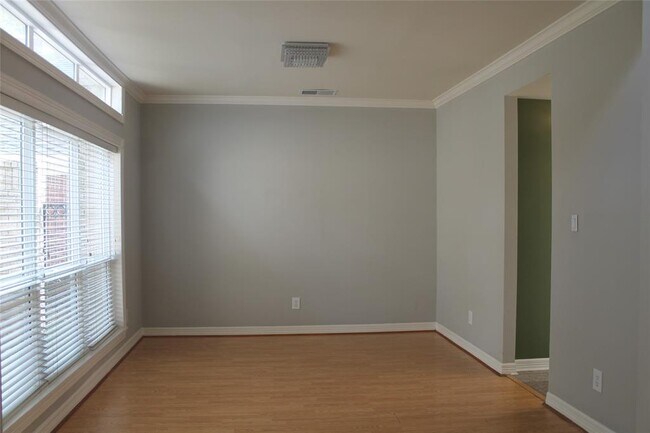 Building Photo - 1454 Forest Home Dr