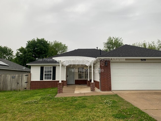 Building Photo - 509 E Pinion St