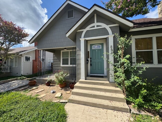 Building Photo - Lovely 3 Bedroom, 2 Bath Bungalow in the H...