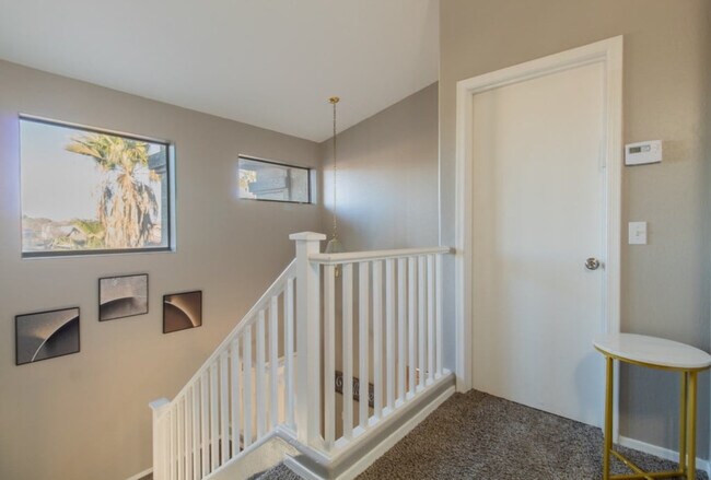Building Photo - 1387 E 10th Pl