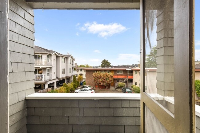 Building Photo - 2106 Dexter Ave N