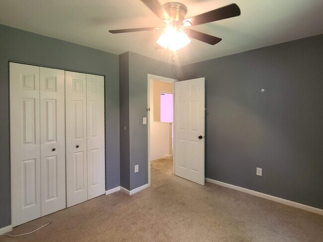 Building Photo - 105 Oakwood Dr