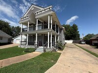 Building Photo - Unique & Close to Campus!
