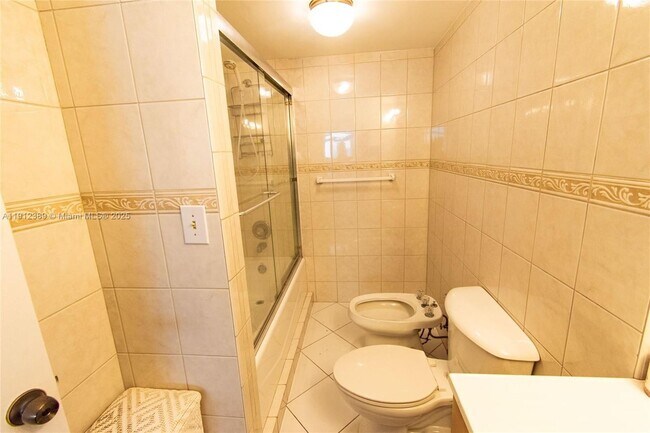 Building Photo - 1621 Collins Ave