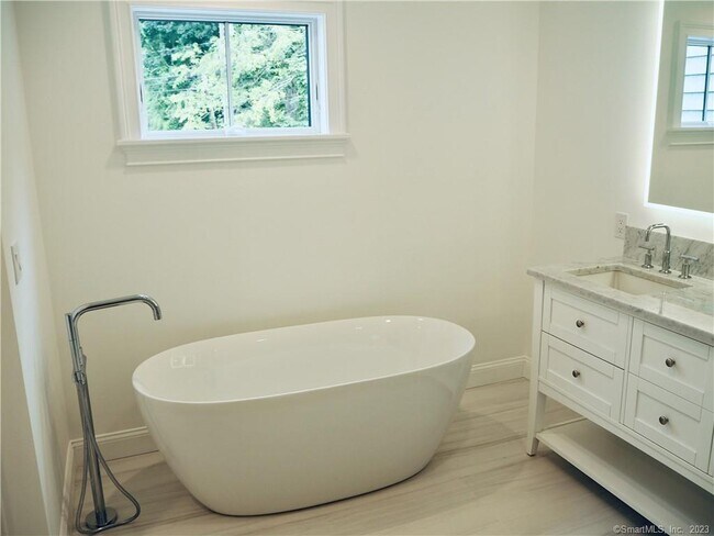 Building Photo - 70 Seminary St