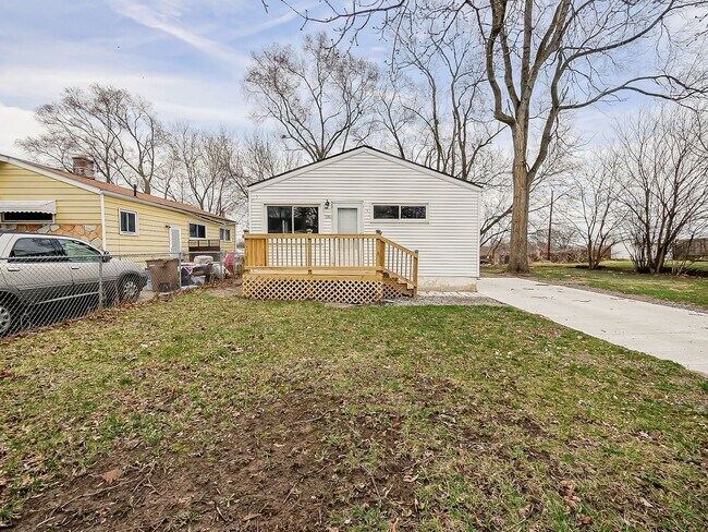 Building Photo - AVAILABLE NOW! Charming 3-Bedroom Home in Prime Pontiac Location