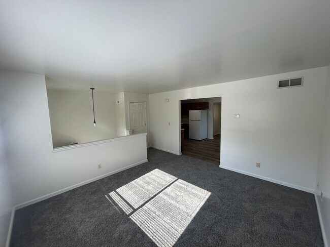 Building Photo - 2 bedroom, 1.5 bath Townhouse style apartm...
