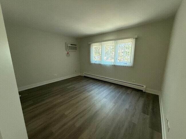 Building Photo - 544 LaGrange Rd