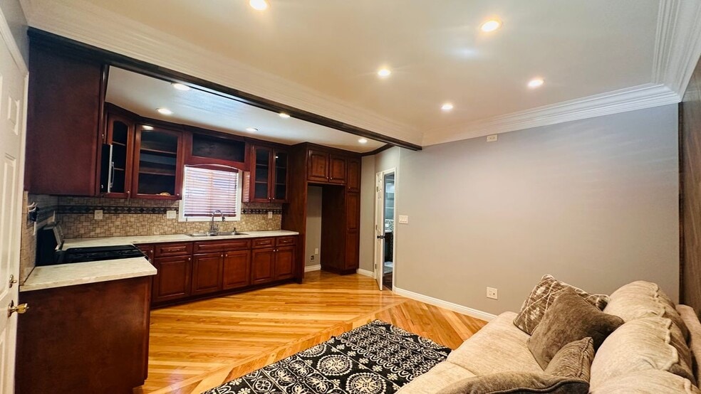 Building Photo - 1255 E 88th Pl