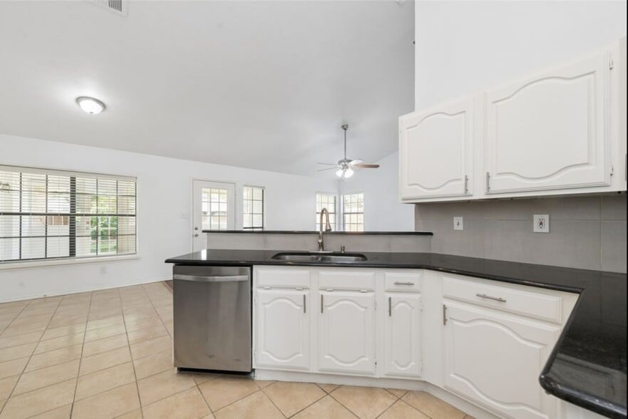 Kitchen overlooking the living room - 543 Guadalupe Dr