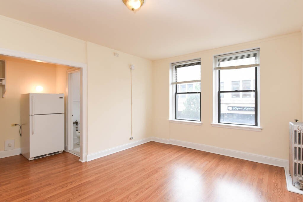 Building Photo - 3335 W Diversey Ave