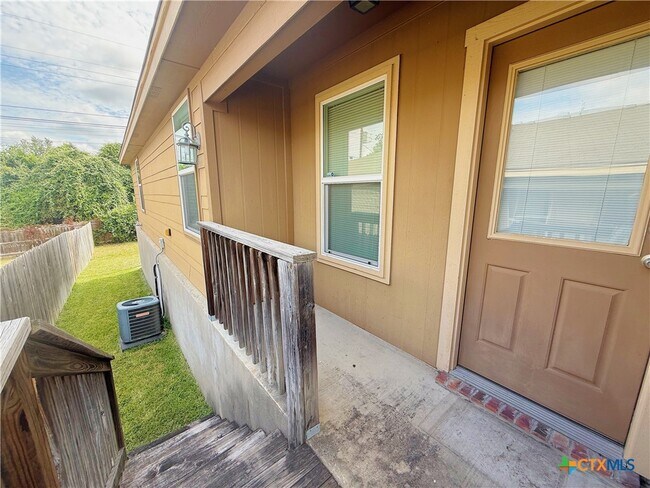 Building Photo - 941 Pinewood Dr