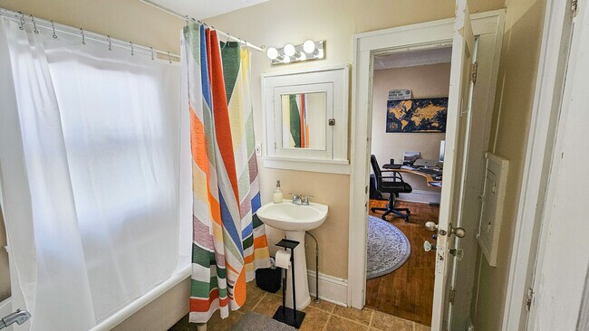 Main Bathroom - 904 20th Ave SE