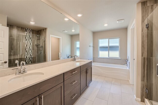 Building Photo - Stunning design and spacious floor plan nestled in the amazing Tahoma Ridge neighborhood.