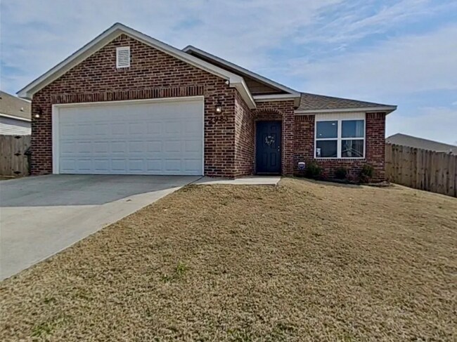 Building Photo - Stylish 3 Bed / 2 Bath with Open Layout & Backyard Retreat