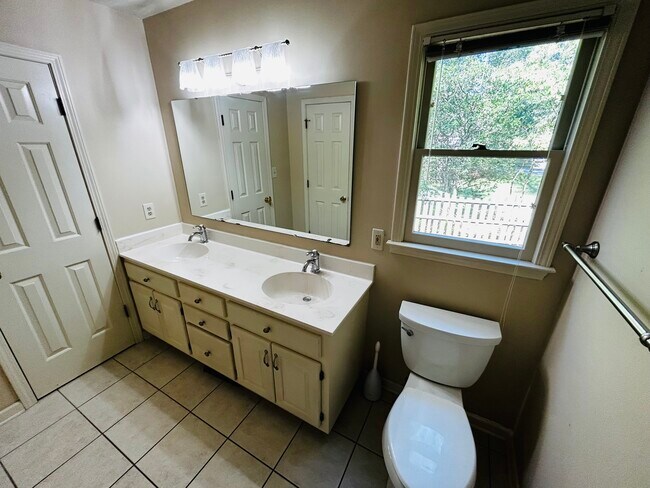 Building Photo - 709 Pineapple Pointe