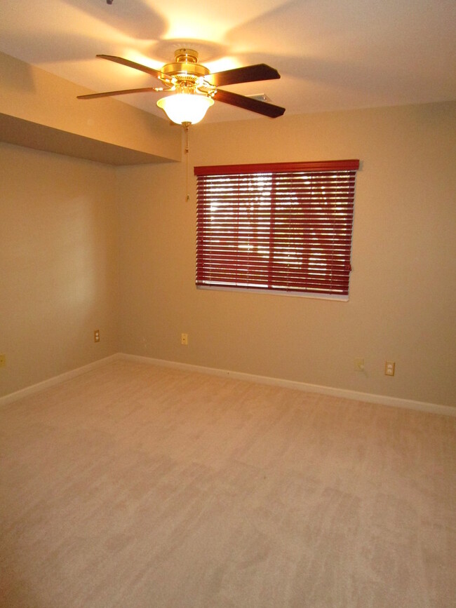 Building Photo - Terrace Level 1BR/1BA Updated Condo in Dor...