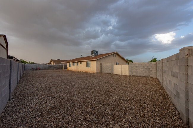 Building Photo - 2866 S 30th Dr
