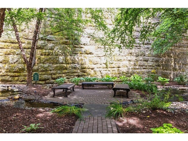 Building Photo - 640 Main St N