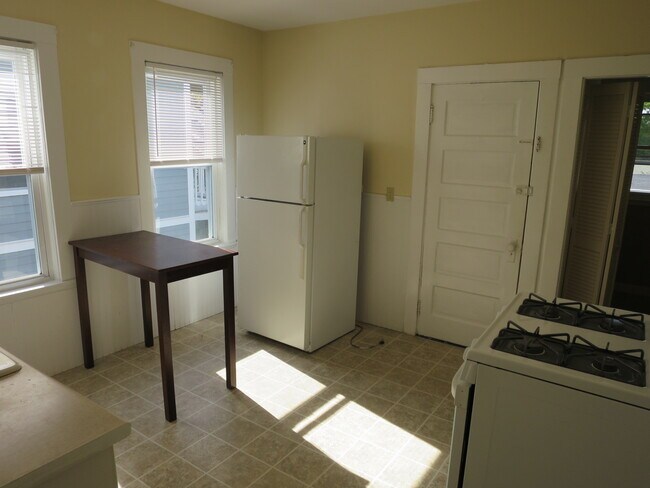 Building Photo - 36 Standish St