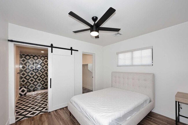 Building Photo - 716 W 11th St