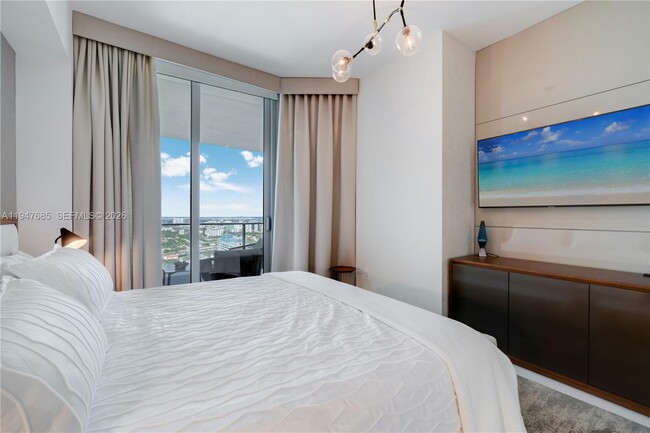 Building Photo - 851 NE 1st Ave