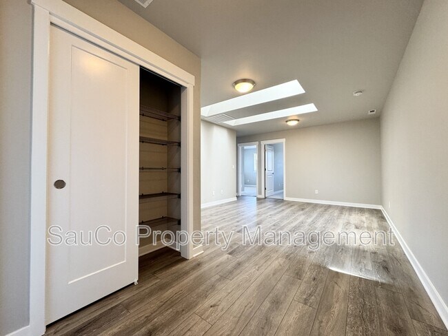 Building Photo - 5575 SE 80th Ave