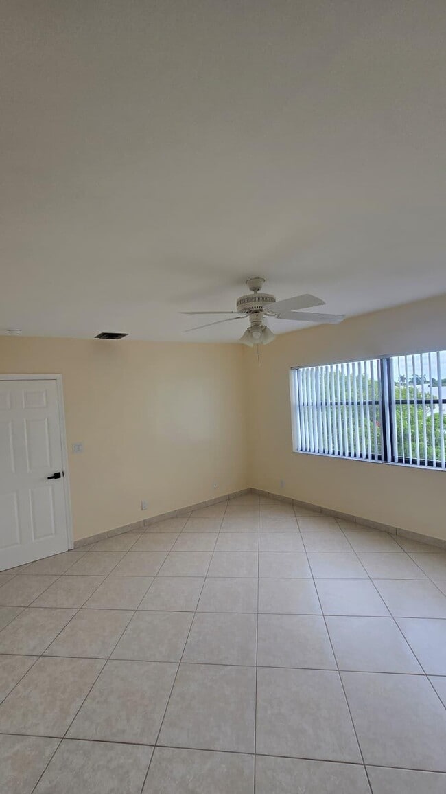 Building Photo - 105 S Riverside Dr