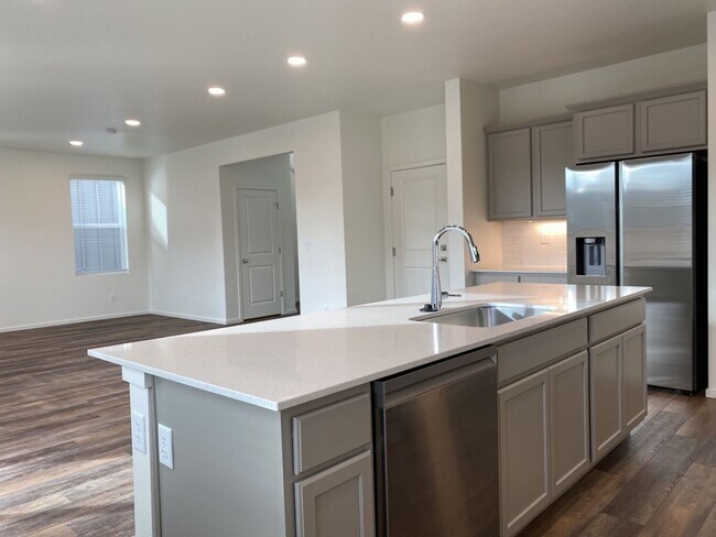 Building Photo - Exquisite 3 Bed 2.5 Bath Single Family Home