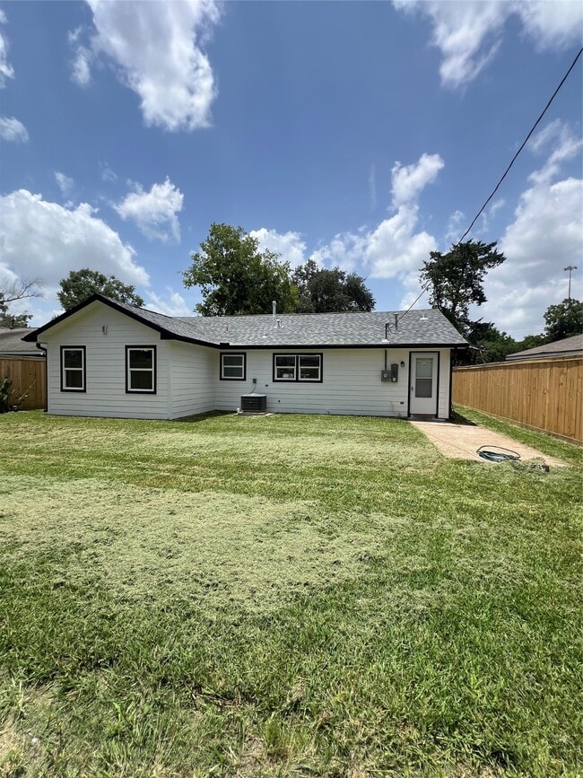 Building Photo - 7613 Lady St